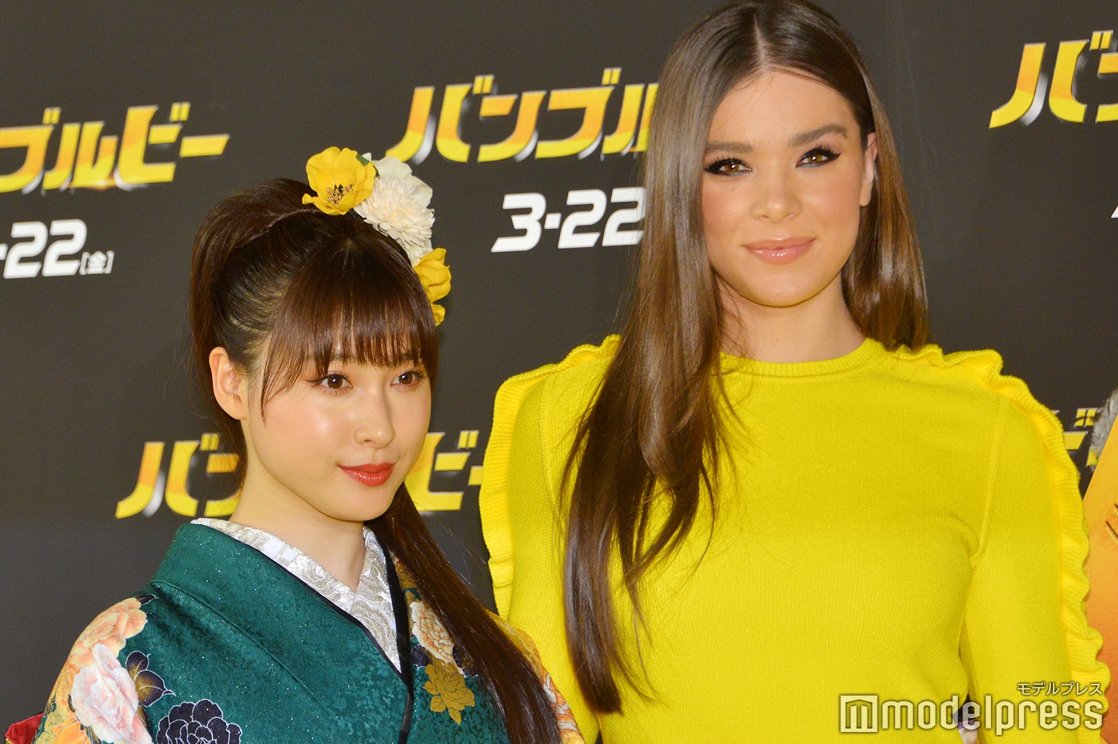 （左から）土屋太鳳、ヘイリー・スタインフェルド （C）モデルプレス