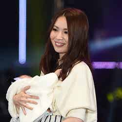 元AKB48菊地あやか、5ヶ月の愛息子と2ショットランウェイ「ママになっちゃいました」＜TGC2015A／W＞【モデルプレス】