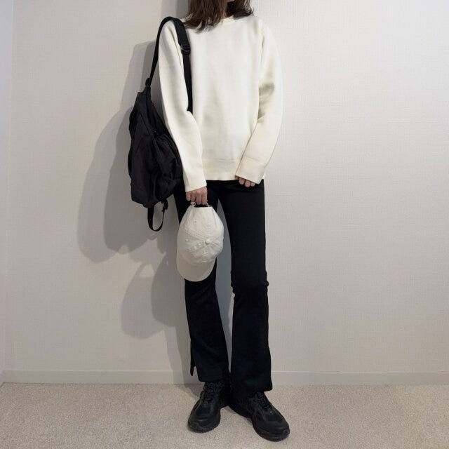 ユニクロウォッシャブルミラノリブクルーネックセーターとストレッチパンツコーデ