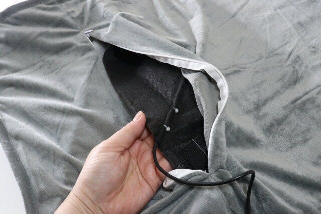 ダイソー USB式ひざ掛け(LGY) ダイソーのUSB式ひざ掛け(LGY)の裏面のファスナー