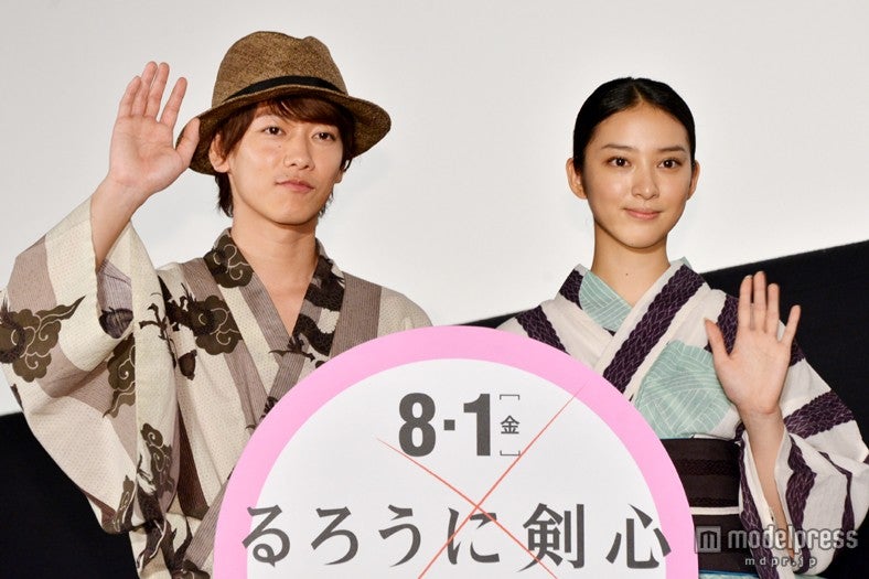 （左から）佐藤健、武井咲