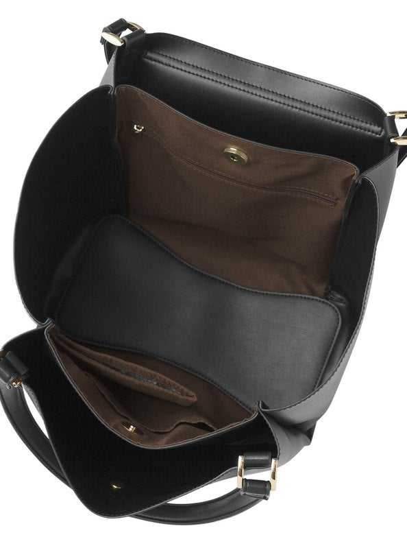 ドリンクホルダーも設置され、大容量でも整理整頓できる