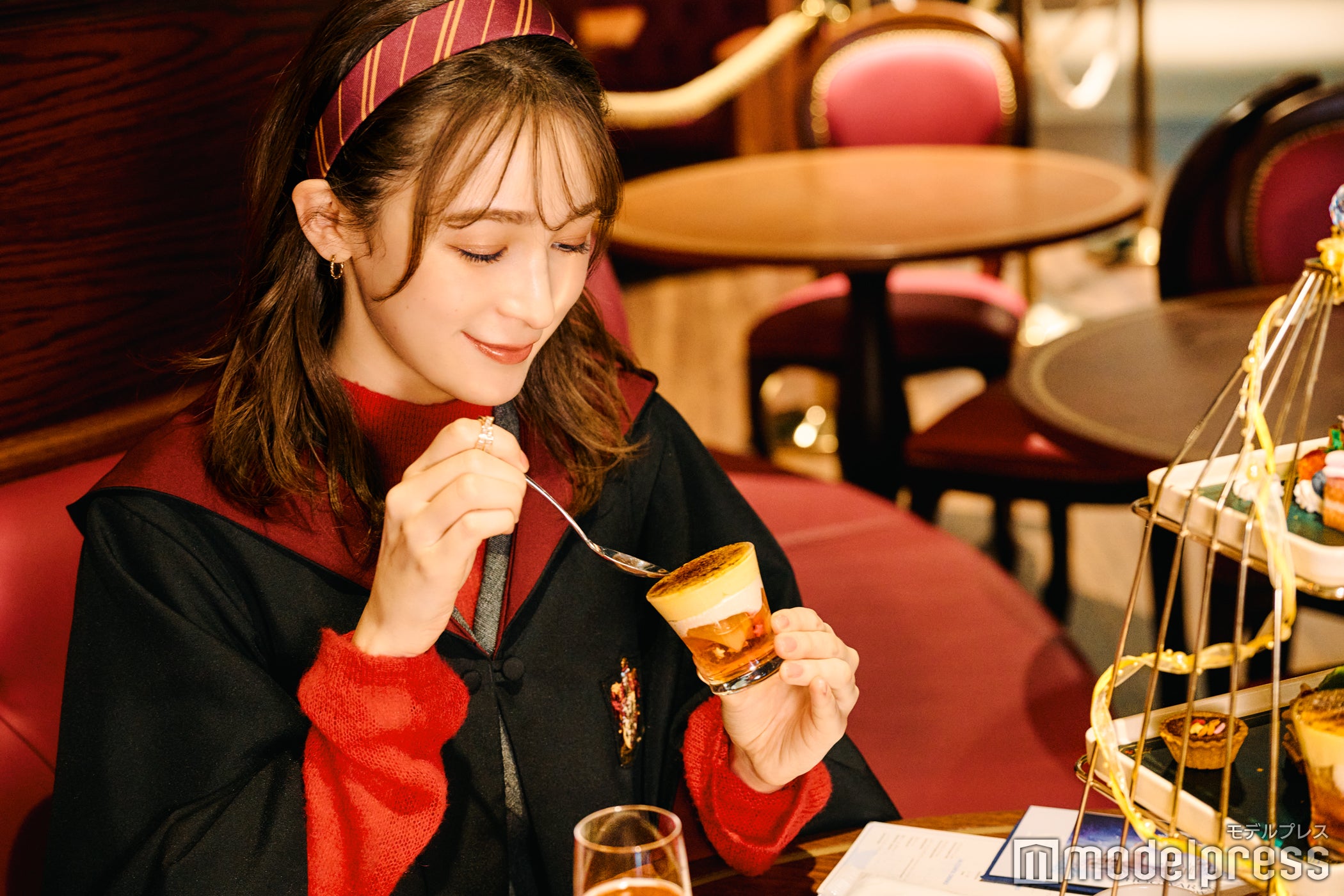 林檎のシブーストをぺろり（C）モデルプレス