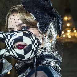 モデル着用貸出グッズ:ヘッドアクセサリー、マスク/画像提供:ユー・エス・ジェイ