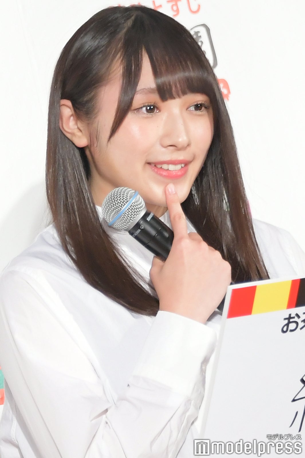 考える渡辺梨加 （C）モデルプレス