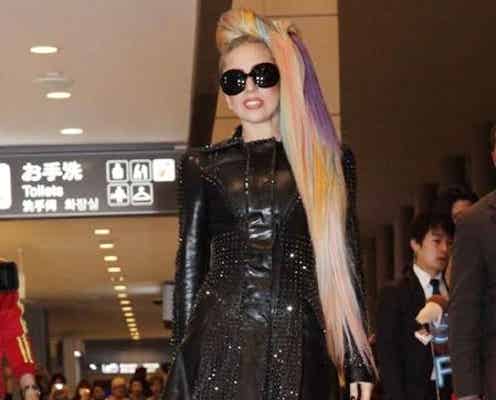 レディー・ガガ、TDLに出現 ミッキー耳でアトラクションを満喫