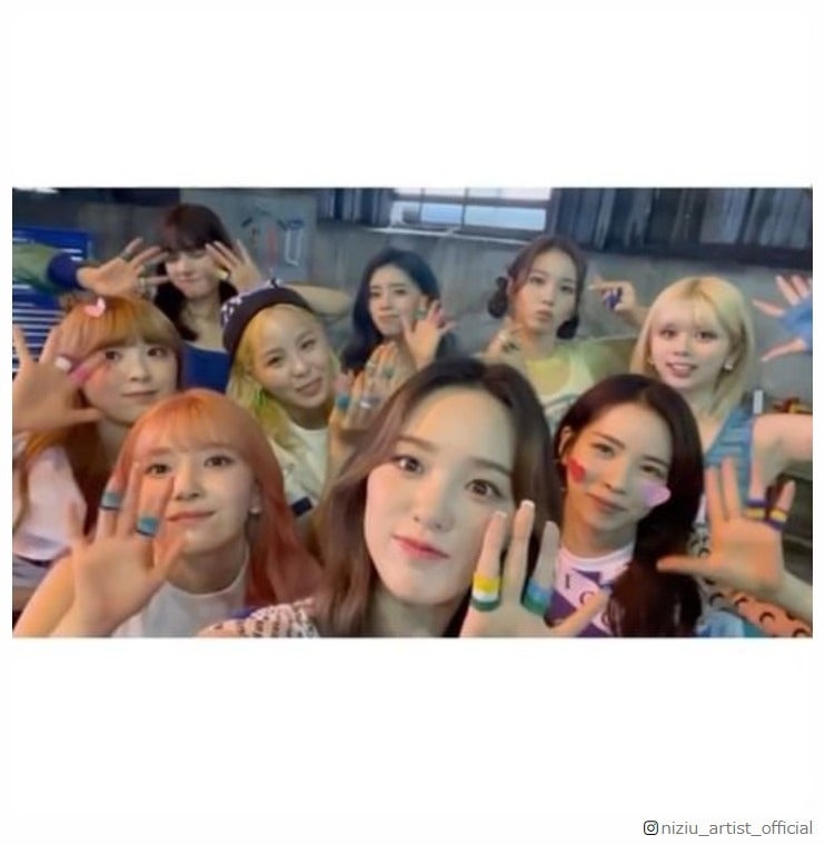 NiziU、9人での集合ショット公開 “隠れNINA”にも注目集まる