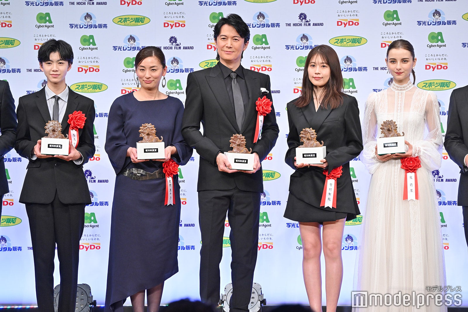 （左から）白鳥晴都、尾野真千子、福山雅治、有村架純、嵐莉菜（C）モデルプレス