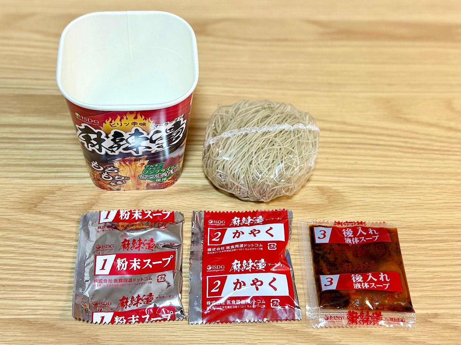 作り方は、粉末スープとかやくを入れて熱湯を注ぎ、約2分待つだけ！ 