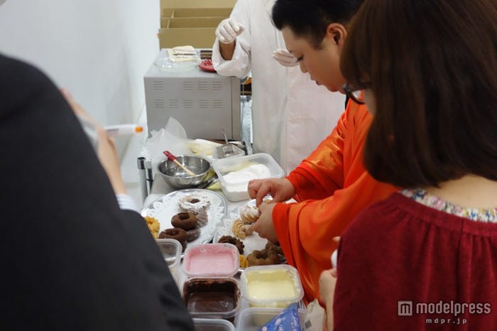 実際に様々なドーナツ生地とトッピングを用意し、マツコが試行錯誤