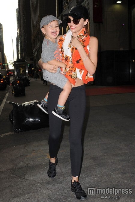 ニューヨークに戻ったミランダ・カー、レギンス姿でフリン君とお散歩