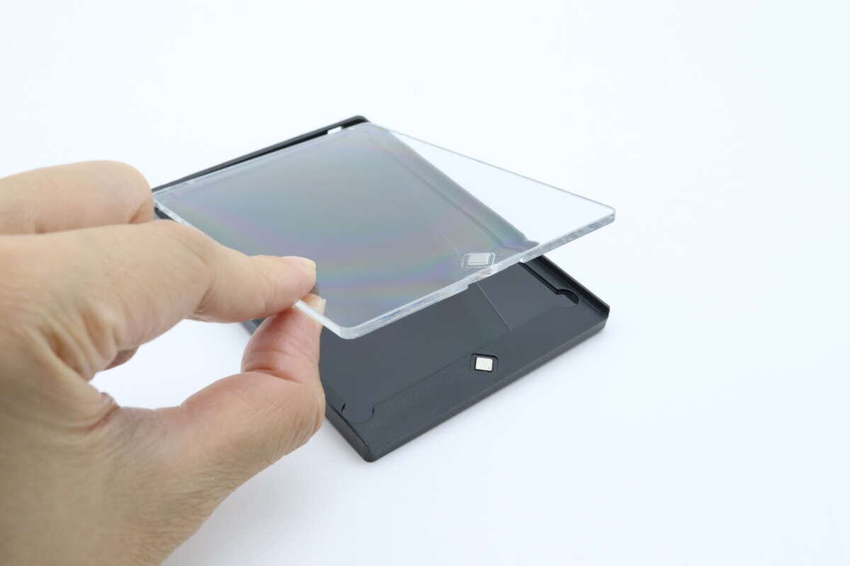 ダイソーのマグネットカードローダー（黒）　マグネット開閉