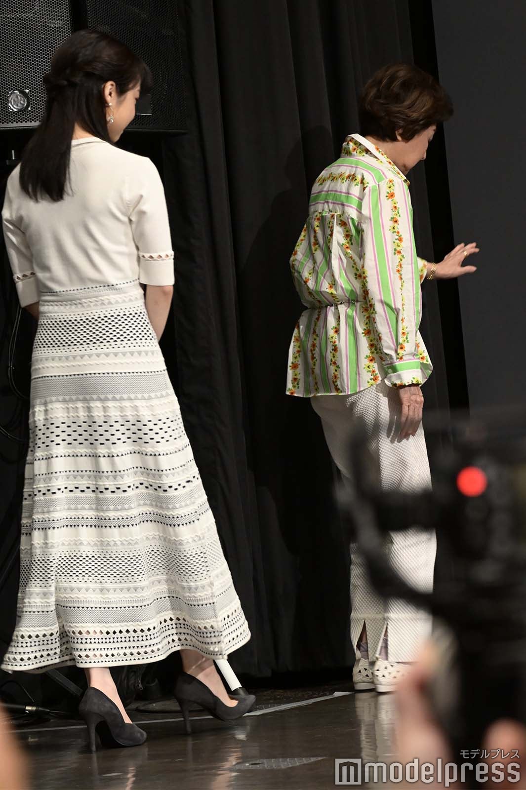 会場を後にする上白石萌音、司葉子（C）モデルプレス