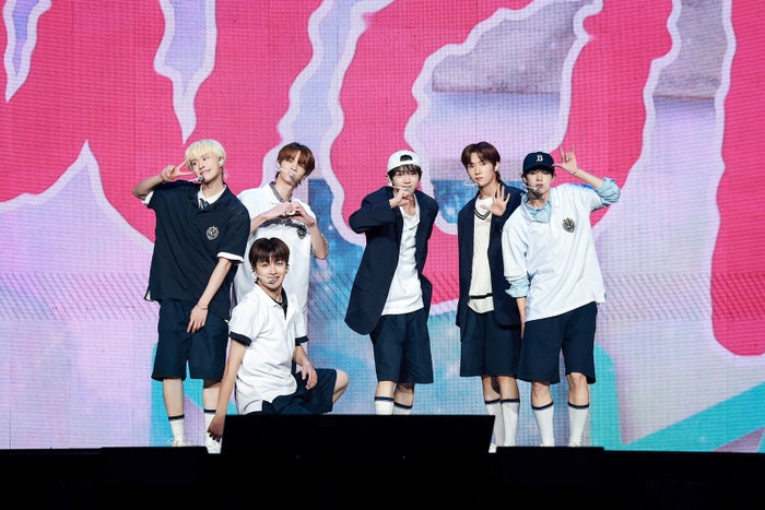 TWS、トップバッターで新曲「hey！ hey！」披露 冒頭ダンスブレイクに会場釘付け【Weverse Con Festival】