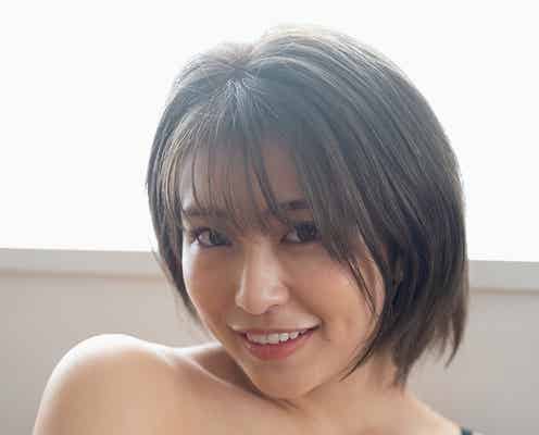 「小悪魔ageha」編集長・百瀬りえ、ランジェリー姿で美バスト開放