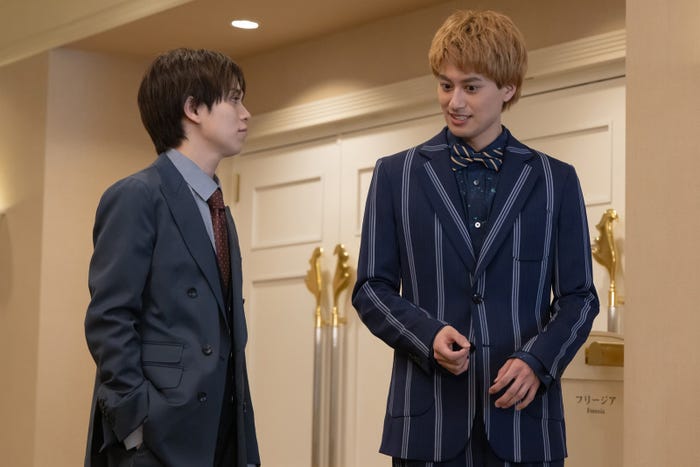 宮近海斗、小島健(C)KUJIRA/講談社/テレビ朝日・ストームレーベルズ