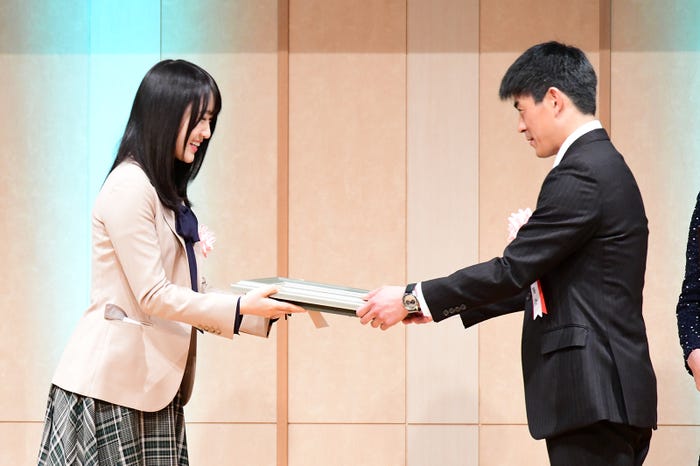 (左)菅井友香 (C)モデルプレス