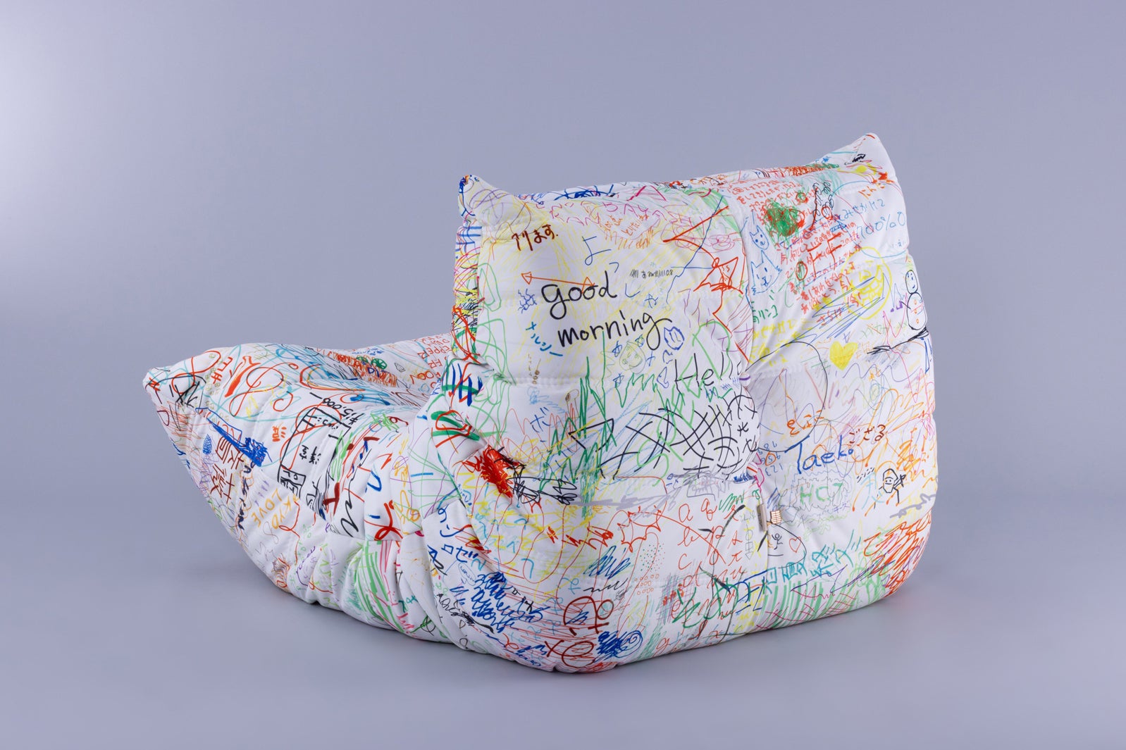 アートディレクター・とんだ林蘭手掛ける“試し書き”モチーフのソファ