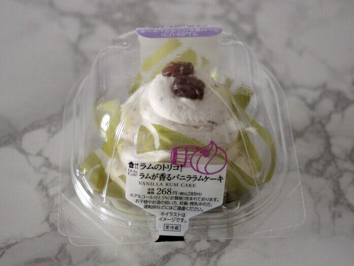 ラムとバニラのクリームで覆われたケーキ