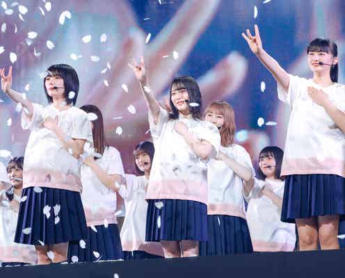 櫻坂46「櫻坂の詩」サプライズ披露“櫻坂ポーズ”は5枚の花びらを表現<櫻坂46 デビューカウントダウンライブ!!>