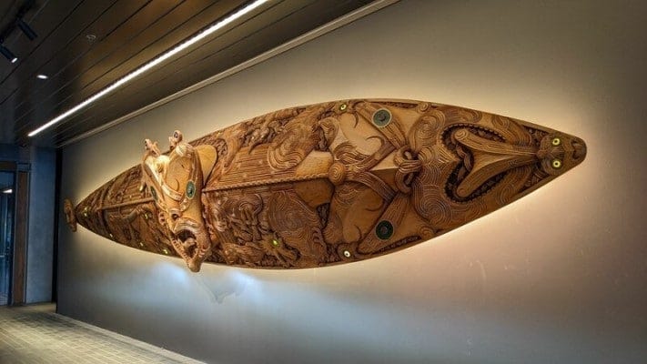 ※車寄せにあるアートワーク「Tamaki-HerengaWaka」。マオリの伝統と文化が息づくアート作品