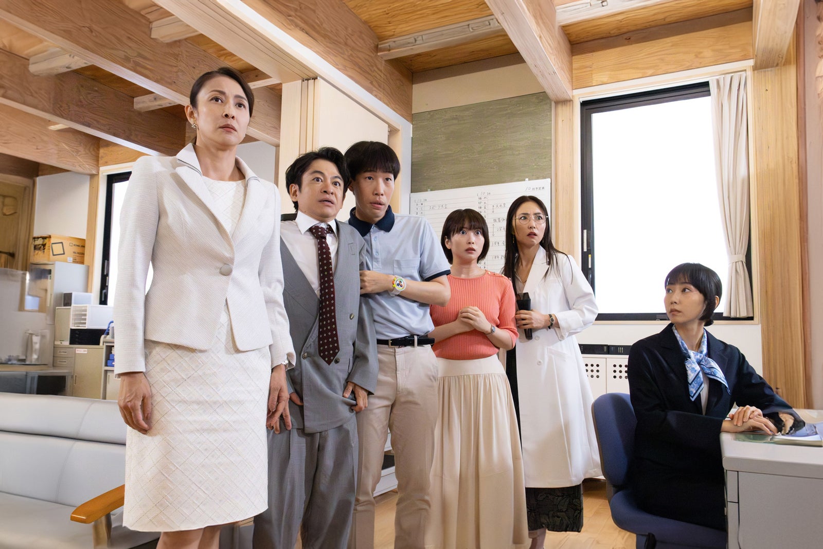 左から）水野美紀、永野宗典、坂口涼太郎、志田未来、MEGUMI、木南晴夏「ビリオン×スクール」第10話より（C）フジテレビ