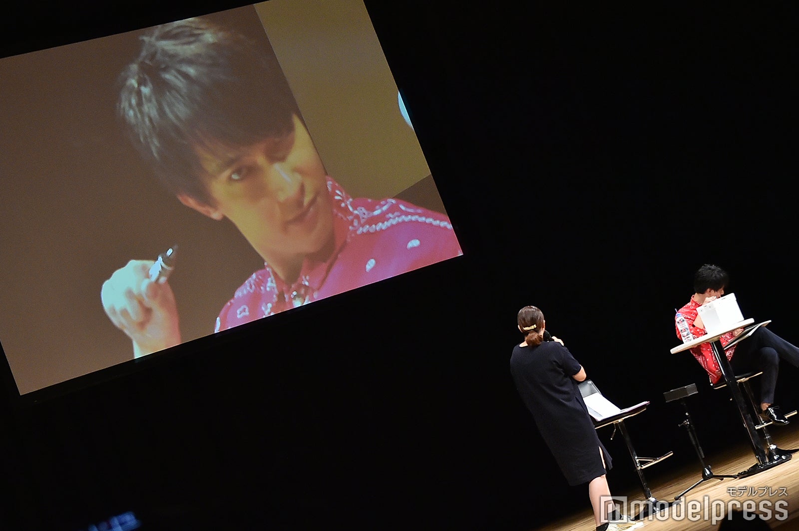 モニターのカメラにサービスする吉沢亮（C）モデルプレス