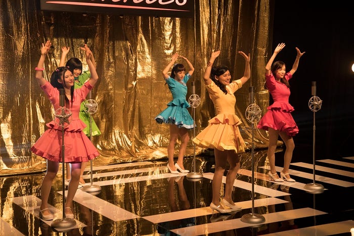 「ロマンス交差点」を歌い踊るサニーズ(提供写真)