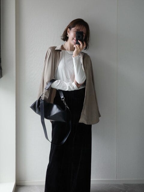 スタイル03：サテンシャツを合わせてリラックスコーデ