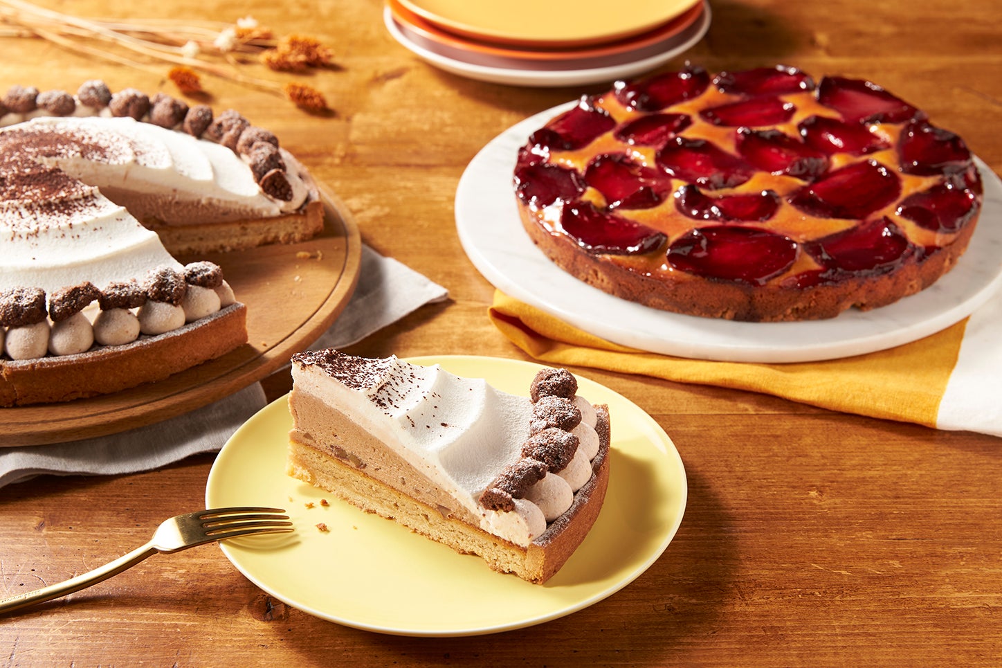 モンテビアンコ¥780、クロスタータ ペスカ ロッサ¥680／画像提供：スターバックス コーヒー ジャパン