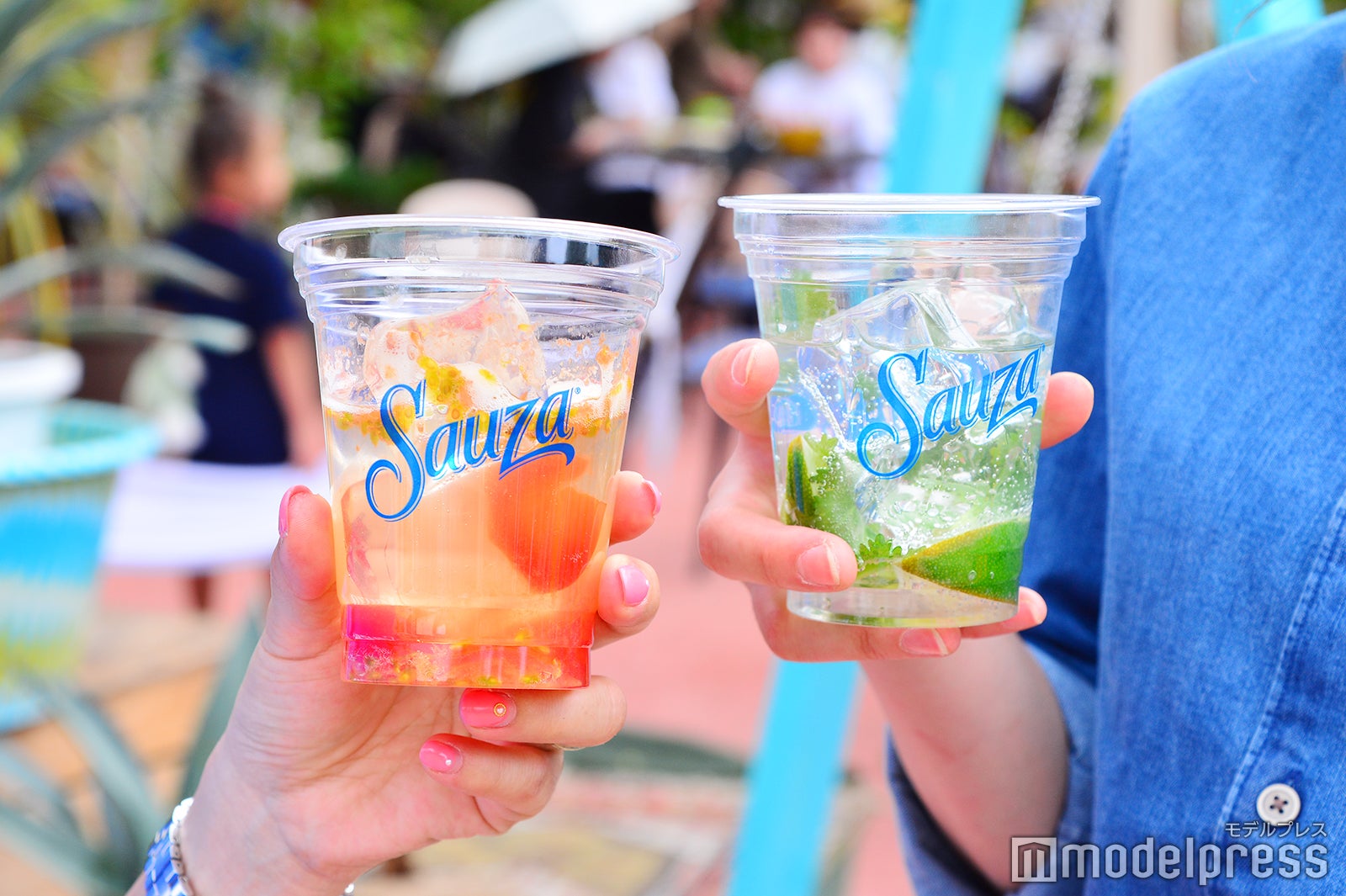 「サウザファームサワー」片手に昼飲みを楽しむ参加者たち（C）モデルプレス