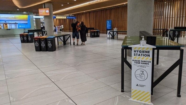  ※空港ではマスクが必要。消毒液の設置もしっかりと