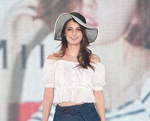 マギーの肩出しルックにうっとり  “投げキッス”に会場沸く