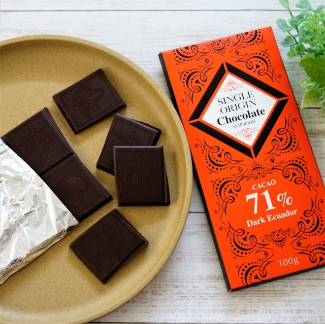 4カケばらしたシングルオリジンチョコレートとパッケージ