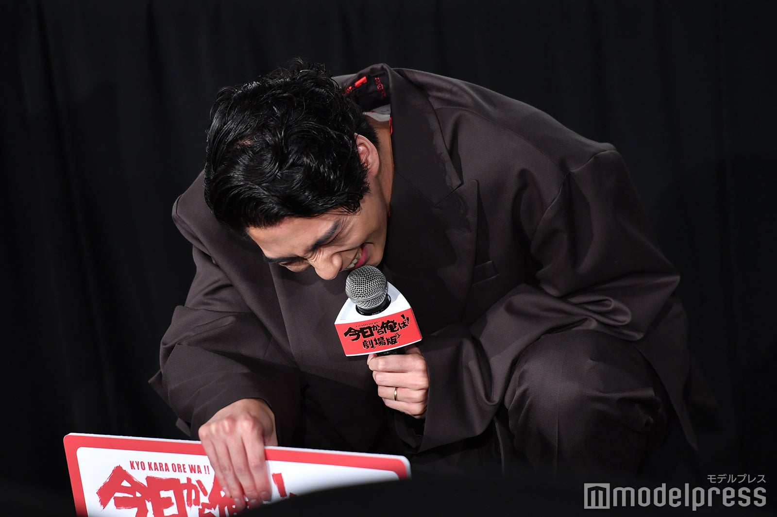 賀来賢人、伊藤健太郎に暴露され崩れ落ちる「超ノーストレスだし」＜今日から俺は！！劇場版＞