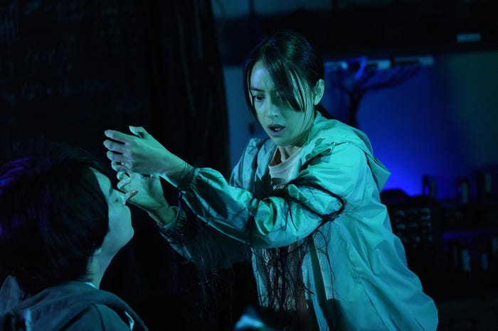 西畑大吾、山本美月(C)2023『忌怪島/きかいじま』製作委員会