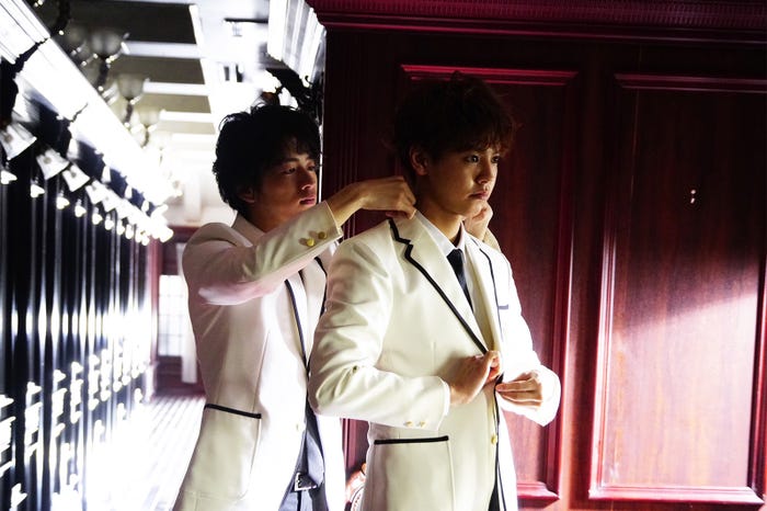 飯島寛騎、片寄涼太(C)「PRINCE OF LEGEND」製作委員会