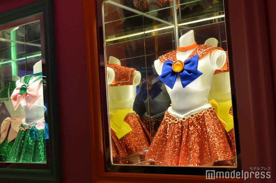 衣装展示（C）モデルプレス