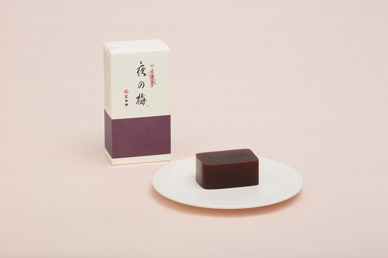 とらやを代表する小倉羊羹『夜の梅』／画像提供：TSUTAYA