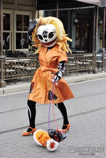 犬のお散歩をしているおしゃれでキュートなスケルトン（C）Disney