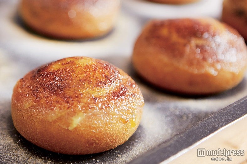 バーナーを使用して表面をあぶるクレームブリュレドーナツ／画像提供：ミスタードーナツ