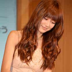 美しいマッコリの注ぎ方を実演するヨンア