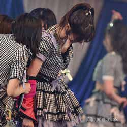 柏木由紀の衣装早着替えをメンバーが手伝う「AKB48 チームB単独コンサート～女神は可愛いだけじゃない～」 （C）モデルプレス