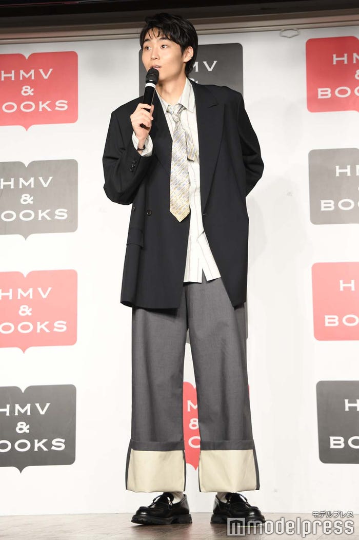 重版決定に驚く八村倫太郎(C)モデルプレス