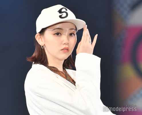 新婚の江野沢愛美、バラがアクセントのホワイトコーデがかっこいい<札幌コレクション 2023 S/S>