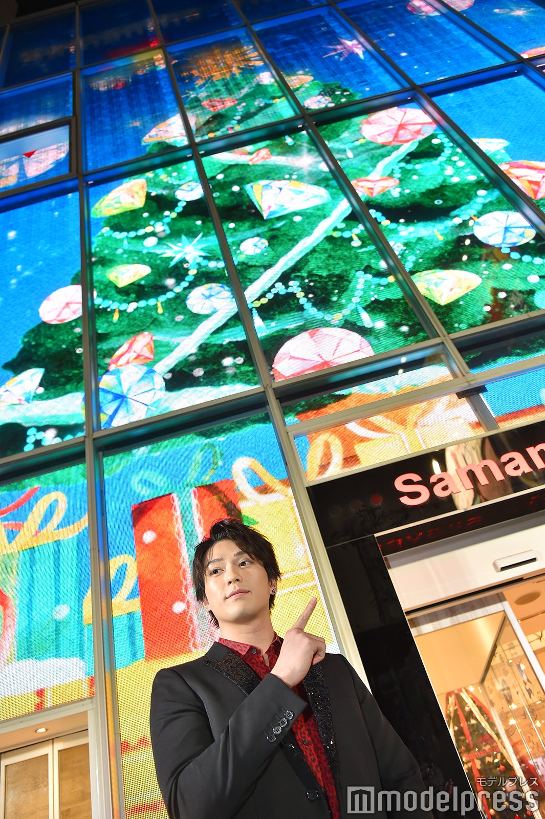 新田真剣佑＆巨大LEDクリスマスツリー（C）モデルプレス