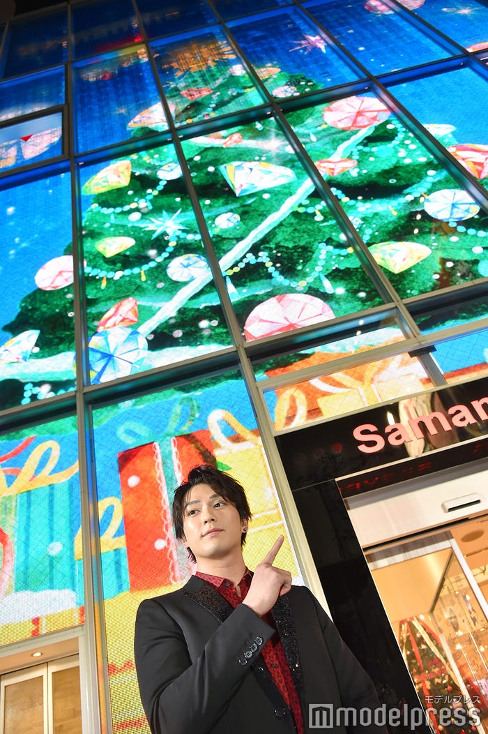 新田真剣佑&巨大LEDクリスマスツリー(C)モデルプレス