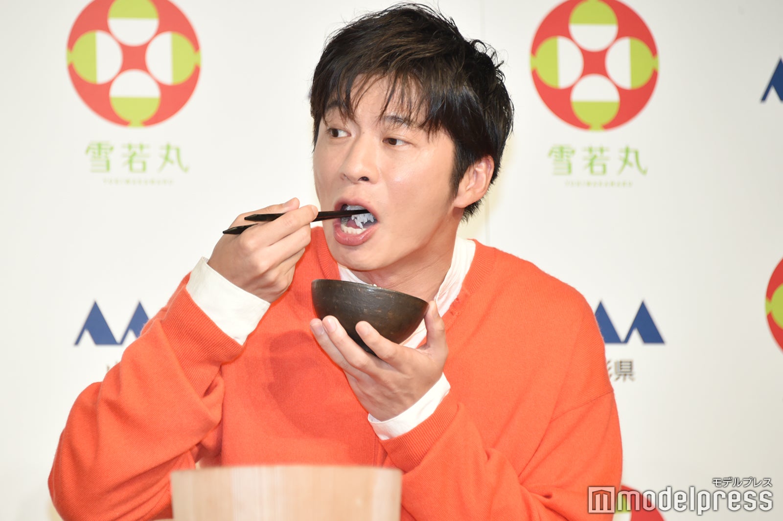 今年も記者の前で新米を頬張る田中圭（C）モデルプレス