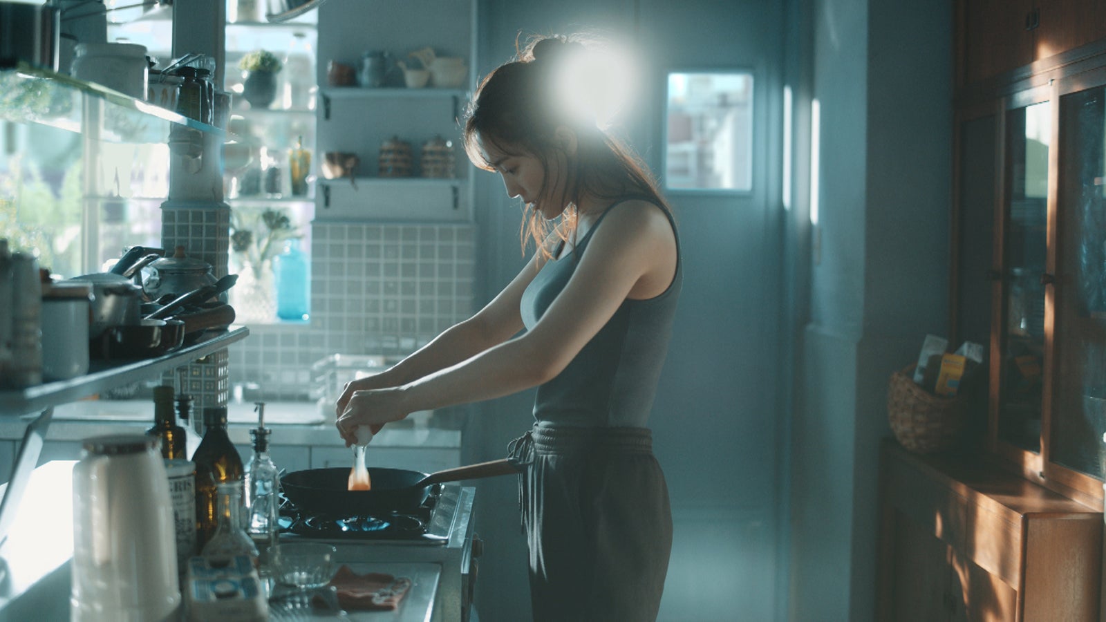 綾瀬はるか、ブラトップ着こなしチャーミングな3役披露