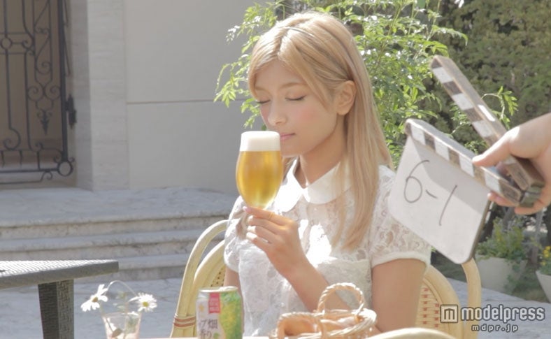 ローラ／「サッポロ ホップ畑の香り」テレビCM「鼻にホップ」篇メイキングショット